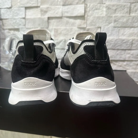 Dior b25 sneaker display picture 2